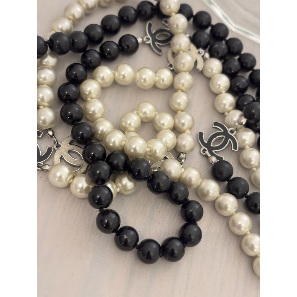 CHANEL Black & White Faux Pearls w/Enamel CC Logo Spacers Runway Necklace 56” - Picture 5 of 5